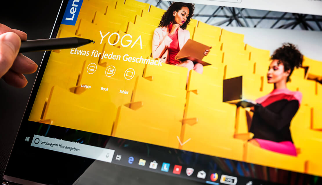 Mit dem Stift auf dem Display vom Laptop Lenovo Yoga 920 Vibes schreiben