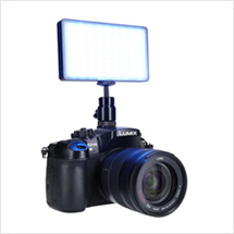 Rollei Lumen Pocket LED montiert auf Kamera