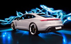 Lightpainting – Porsche Taycan mit Licht inszeniert