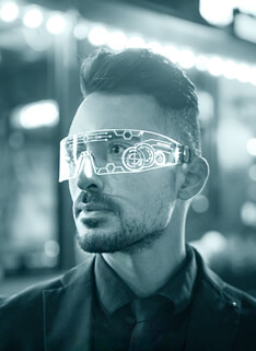 Industriedesigner mit futuristischer Brille