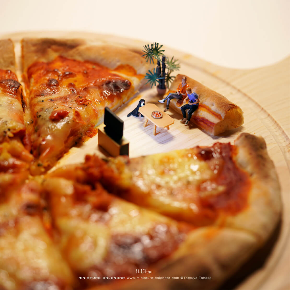 Miniature Art Pizza mit Sofa