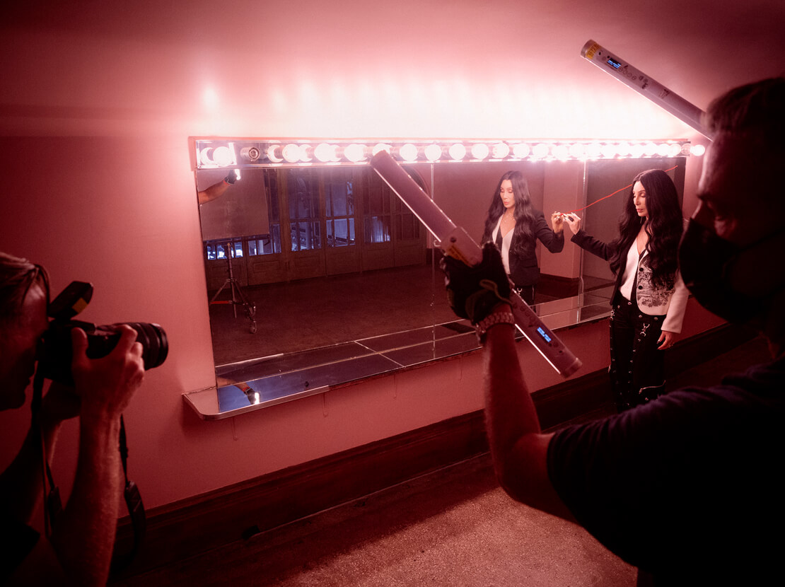 Bryan Adams fotografiert Cher für den Pirelli Kalender 2022