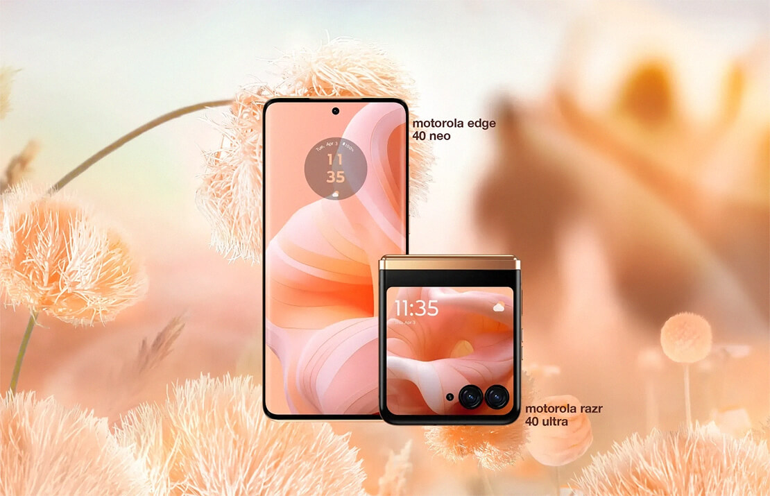 Motorola mit Smartphone in der Farbe »Peach Fuzz«