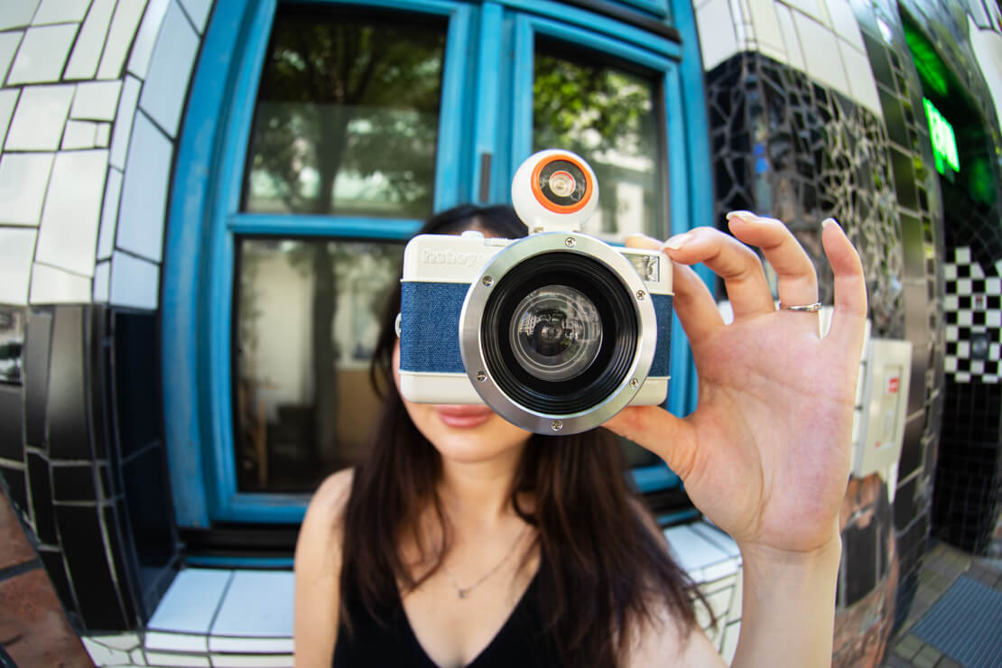 Analoge Kamera in Jeans-Stoff-Optik